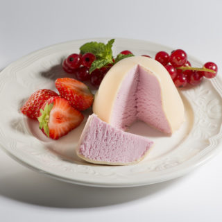 草莓粉白冰甜點