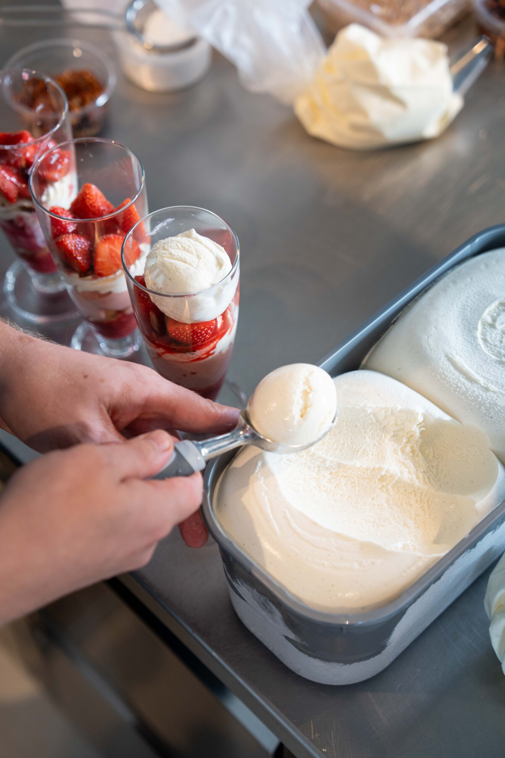 22700_VanillaBourbonPremium_Scooping 1