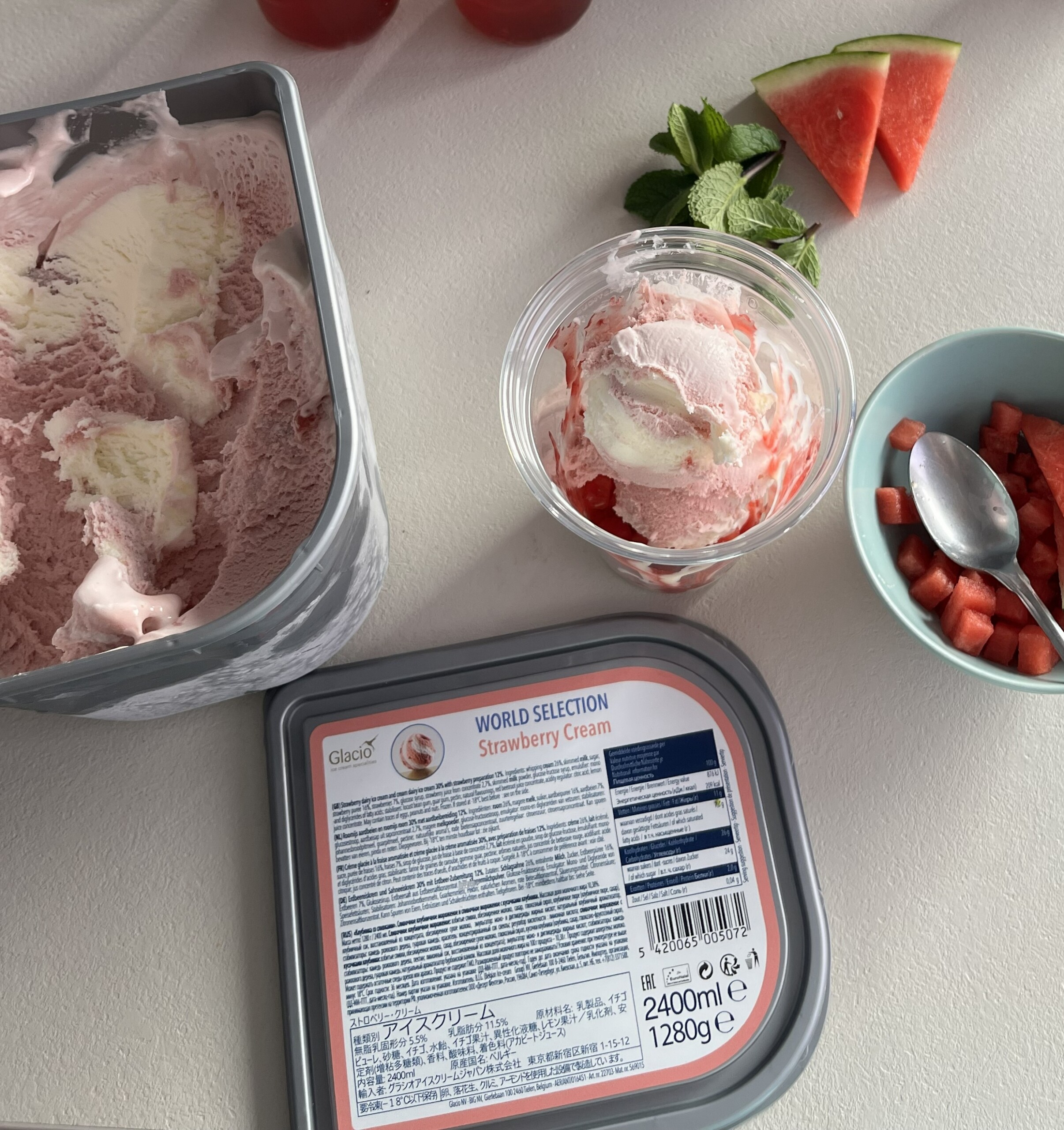 22703 Strawberry Cream Scoop in beker